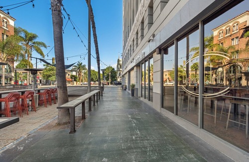East Village Condo | Deco Hideaway 1-Bedroom Condo w/Fitness Room, Sun Deck & WiFi, Long Beach, CA