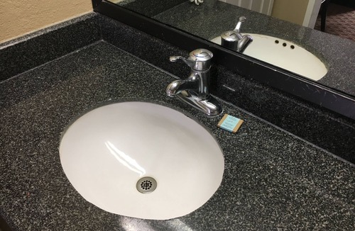 Delthorne Hotel | Del Amo Inn