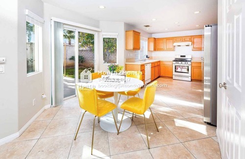 Fontana House | Delight on Jamestown Circle #41327
