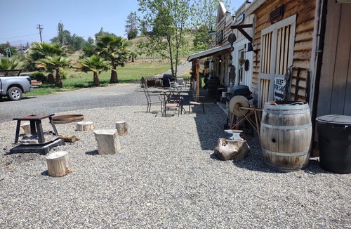 Springville House | Delightful Barn-Tavern Close to GIANT SEQUOIAS