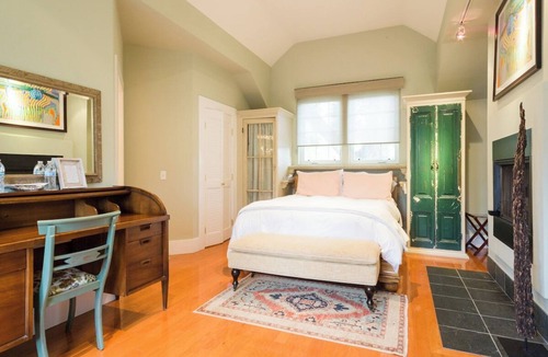 St. Helena House | Delightful Downtown Cottage House with Modern Amenities (Breakfast Possible)