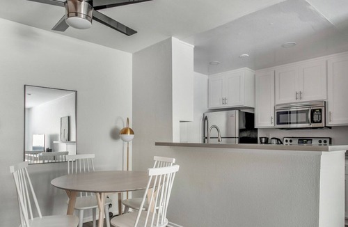Pacific Palisades Apartment | Delightful Pacific Palisades 1BR w/ Hot Tub, nr Beach, by Blueground