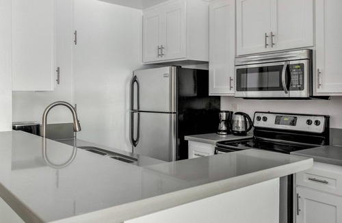 Pacific Palisades Apartment | Delightful Pacific Palisades 1BR w/ Hot Tub, nr Beach, by Blueground