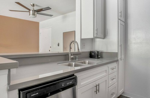 Pacific Palisades Apartment | Delightful Pacific Palisades 1BR w/ Hot Tub, nr Beach, by Blueground