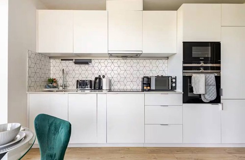 Raynes Park Apartment | Deluxe 2BR Flat with Gym, Cinema, Work Area, Free Parking, Games Room and Lounge