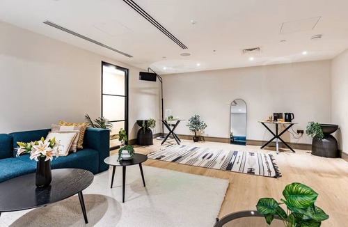 Raynes Park Apartment | Deluxe 2BR Flat with Gym, Cinema, Work Area, Free Parking, Games Room and Lounge