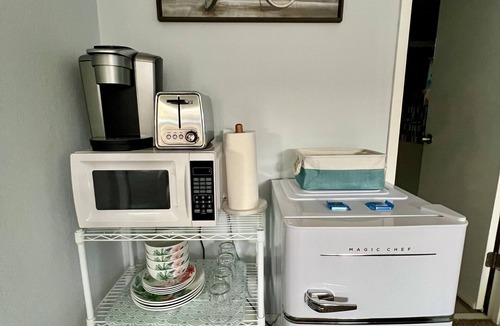 Rohnert Park Apartment | Deluxe Guest Suite w/private yard, king bed, sofa bed, desk, next to a park!