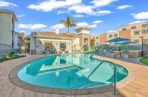 Marina del Rey Apartment | Deluxe Living in Marina Del Rey - Pool, Hot Tub, Gym