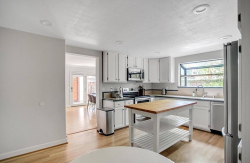 Menlo Park House | Deluxe Menlo Park 3BR w/Outdoor Space, nr Groceries, by Blueground