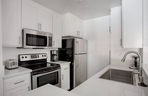 Pacific Palisades Apartment | Deluxe Pacific Palisades 1BR w/Pool, Close to Beach, by Blueground