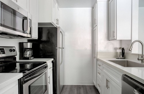 Pacific Palisades Apartment | Deluxe Pacific Palisades 1BR w/Pool, Close to Beach, by Blueground