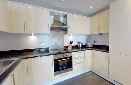 Isle of Dogs Apartment | Deluxe Two Bed Apartment w Balcony in Canary Wharf