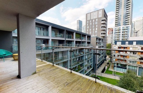 Isle of Dogs Apartment | Deluxe Two Bed Apartment w Balcony in Canary Wharf
