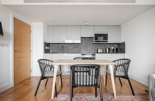 Vauxhall Apartment | Deluxe Vauxhall 2BR w/Open Plan, walk to Gym & Shops, by Blueground