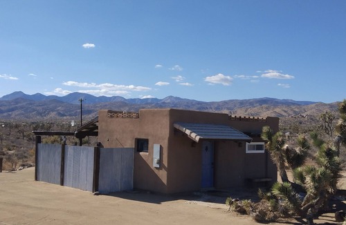 Pioneertown House | Desert Casita.Rock, Mesa and Mountain Views!