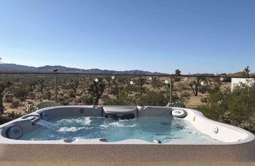 Yucca Valley House | Desert oasis - Hot tub and view