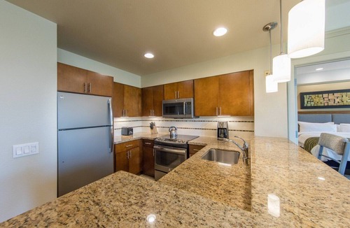 Palm Desert Condo | Desert Springs Villas large bedroom with full kitchen