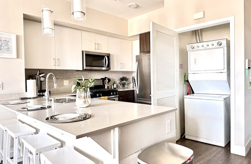 Orange Apartment | Designer Apt - King Bed - Modern Building CHOC - Hospital Adjacent
