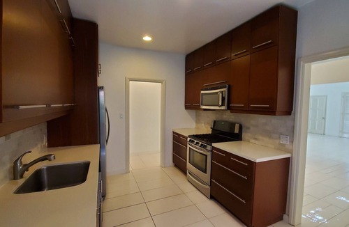 Greater Wilshire - Hancock Park Apartment | Designer Hancock Park home/2 beds + 2 baths