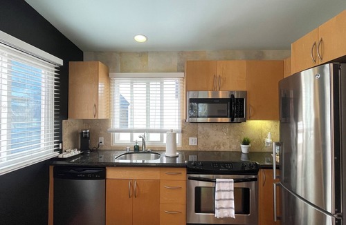 South Mission Beach Condo | Designer oceanic oasis, 1house away from boardwalk, AC, Parking