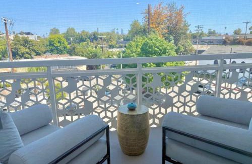 Silver Lake Apartment | Designer Silver Lake Stylish One Bedroom with Parking