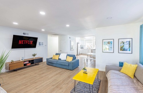 North Hills West House | *Designer: Spacious, Htd Pool, Ping Pong, BBQ etc*