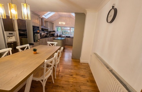 Quedgeley House | Detached 5-Bed with Games Room · Quedgeley near Gloucester · Sleeps 10