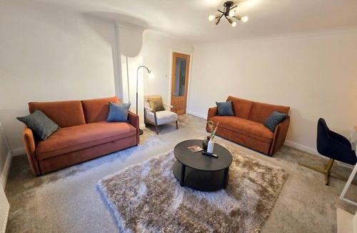 Quedgeley House | Detached 5-Bed with Games Room · Quedgeley near Gloucester · Sleeps 10