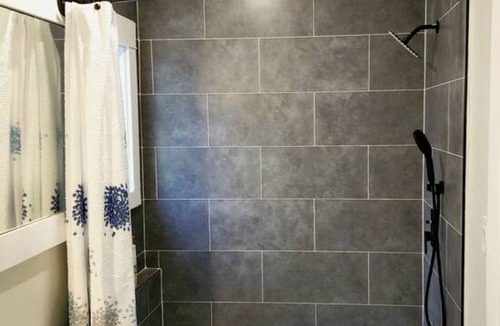 North Central Apartment | Detached charming house 2 bedroom 1 bath Prime location King Bed! n