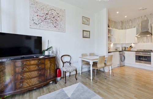Vincent Square Apartment | Discover Riverside Comfort at Tate Britain: Stylish 1-Bed Apartment (Sleeps 4)