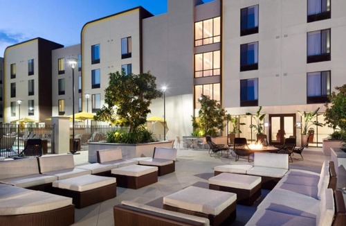 Burbank House | Discover the excitement of Hollywood from our Burbank hotel