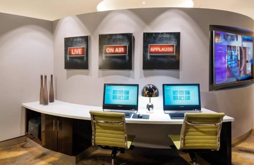 Burbank House | Discover the excitement of Hollywood from our Burbank hotel