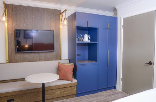 Willits House | Discover the Perfect Blend of Modern and Rustic Charm at The Woodrose in Willits