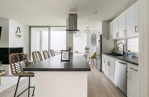 Mission Hills Apartment | Discover the work of modernist architect Homer Delawie at the Hillside Hideaway. This unique downstairs unit reflects his renowned style of simplicity, using large glass areas to seamlessly blend the living space with the natural surroundings.