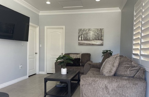 Garden Grove House | Disneyland 4 miles & Little Saigon 2.5 miles!!!