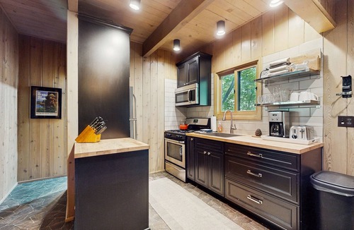 Arrowhead Villas House | Dog-friendly cabin near lake with large deck and great location