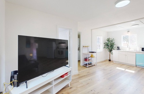Riverside House | Dog-friendly & spacious coastal retreat with full kitchen - near parks & golf
