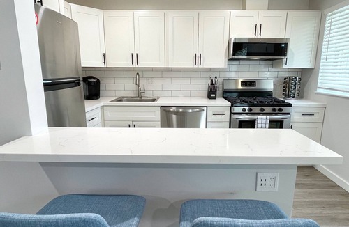Walnut Creek Apartment | Dogs Stay Free Mid-Century Chic King Bed Walk Downtown Parking