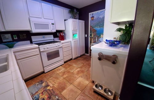 Westpark Condo | Dolphin Dynasty. Beautifully Decorated, Quiet, Wi-Fi, Pool and Tandum Bike