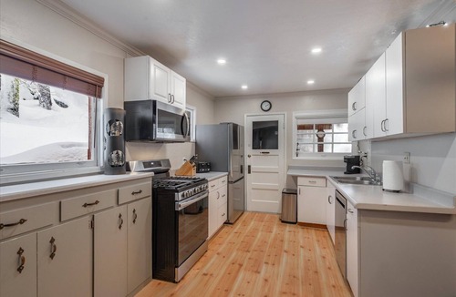 Donner Lake Woods Cabin | Donner Lake - Cozy 5 Bedroom Cabin - Walk to West End Beach