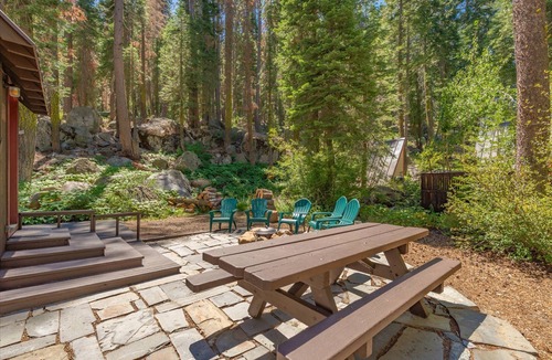 Donner Lake Woods Cabin | Donner Lake - Cozy 5 Bedroom Cabin - Walk to West End Beach