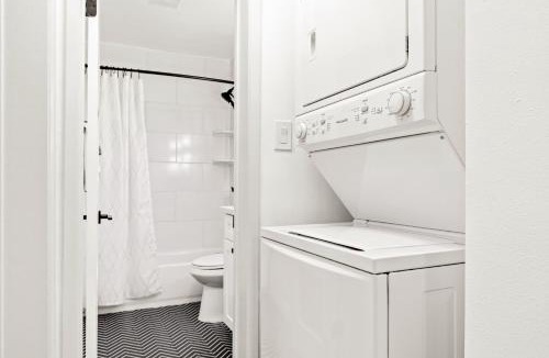 Alamitos Beach Apartment | Double King Suite with Patio Dining and Parking NRP21-00386