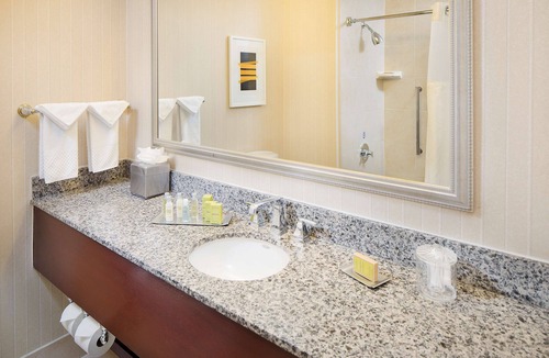 Commerce Hotel | DoubleTree by Hilton Los Angeles - Commerce
