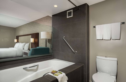 Monrovia Hotel | DoubleTree by Hilton Monrovia - Pasadena Area