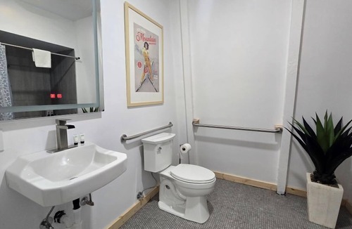 Mammoth Lakes Bed & Breakfast | Downtown 2 Queen Suite, Free Breakfast!