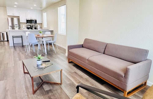 Hanford House | Downtown Hanford Getaway - New 4 bed, 3 Bedroom, 2.5 Bath