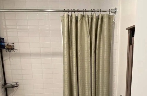 Downtown Oakland Apartment | Downtown High Rise - Garage Parking / Walk to BART