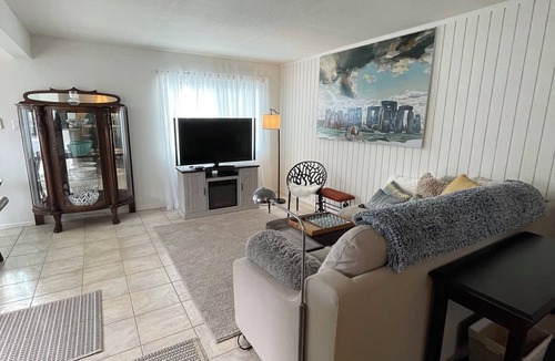 Huntington Beach Apartment | Downtown Huntington Beach Fun, Quiet 4 blocks from the ocean