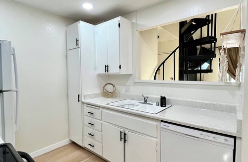 Huntington Beach Condo | Downtown Huntington Beach! LOCATION! CLOSE TO THE BEACH!