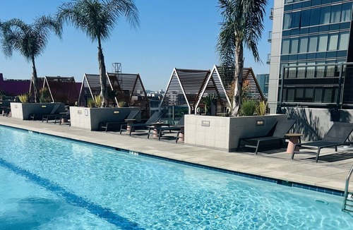 Atwater Village Apartment | DOWNTOWN L.A Scenic Condo with pool and basketball court